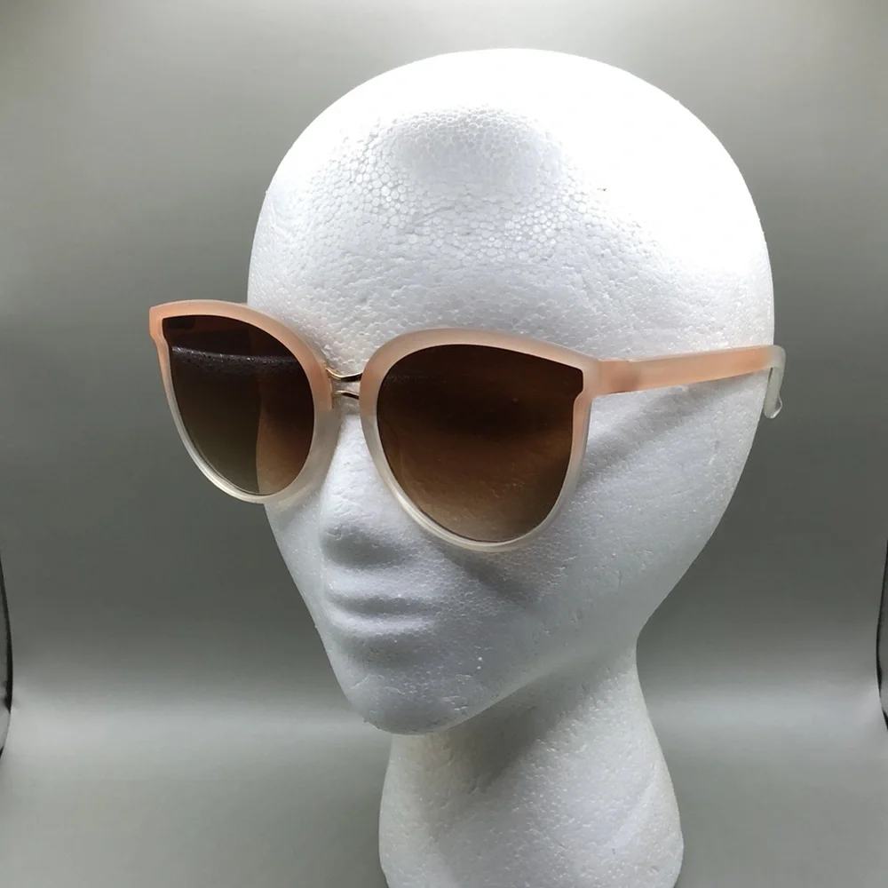 Curated bundle 9 trendy fashion sunglasses variety of brands and styles. - Picture 10 of 16